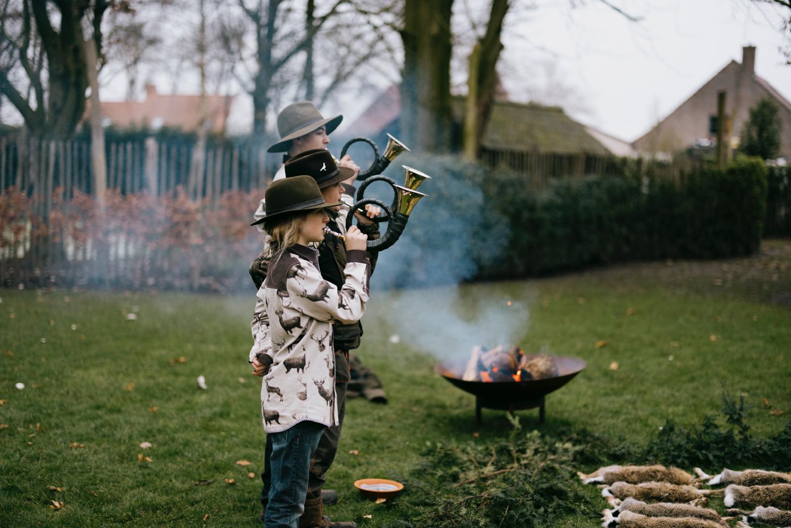 Blazers bij een tableau met hazen.
